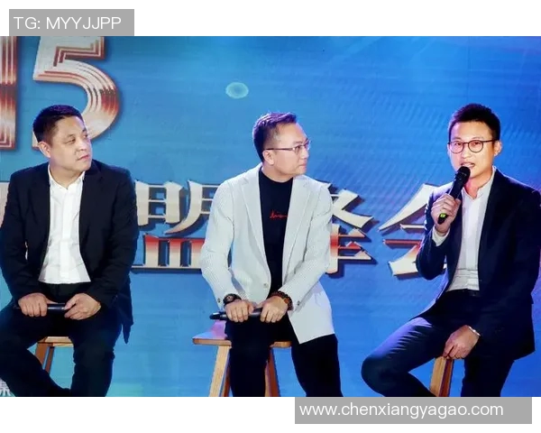 不同足球明星齐聚一堂盛况空前共同上台领奖展现荣耀与友谊